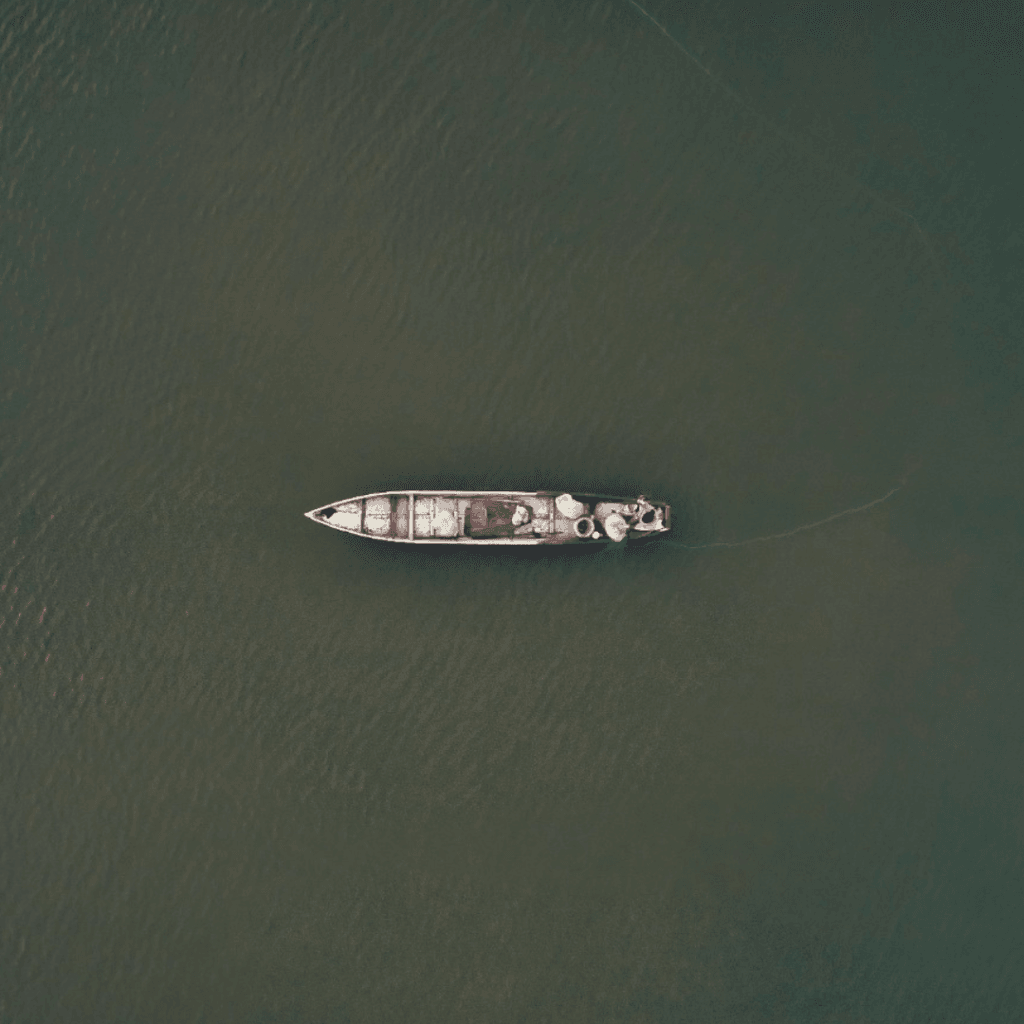 Bote navegando en el espejo de agua del Lago Calima visto desde arriba.