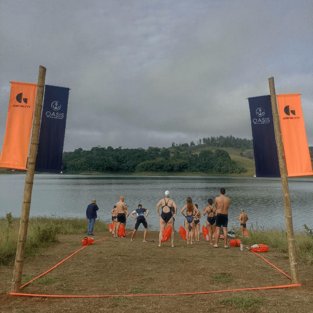 Nadador practicando para competencia de aguas abiertas en el Lago Calima desde el muelle de Oasis. Natación Lago Calima Deporte / Entrenamiento