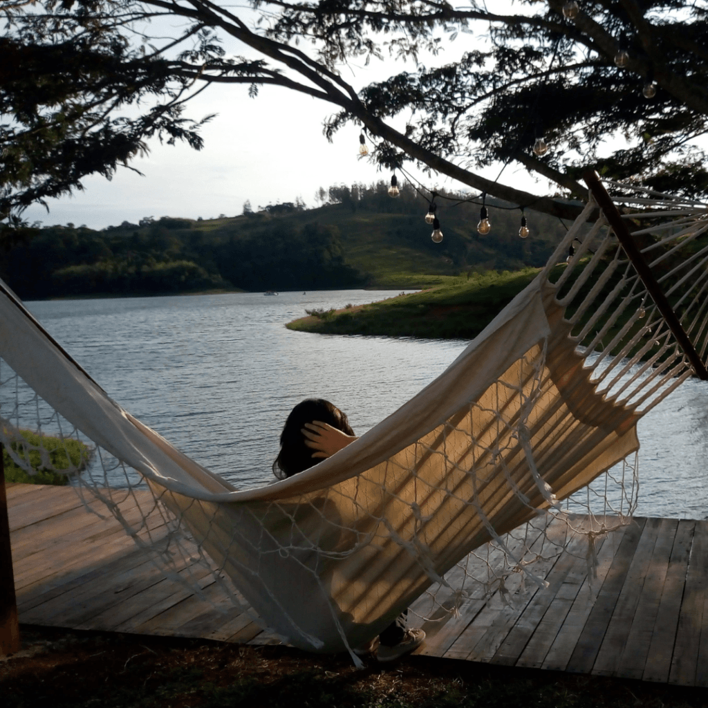 Hamaca tradicional dispuesta frente al Lago Calima para el descanso y la lectura al aire libre. Descanso Lago Calima Relax / Desconexión