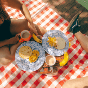 Picnic de lujo servido sobre el césped con vista panorámica al Lago Calima, ideal para parejas. Picnic románticoParejas / Celebraciones