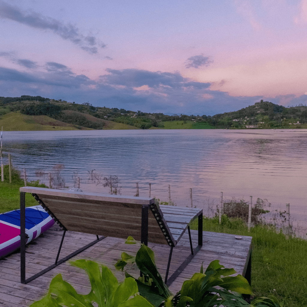 Asoleadora de lujo diseñada para la observación de estrellas y descanso nocturno en el Lago Calima. Observación de estrellas Turismo astronómico / Relax