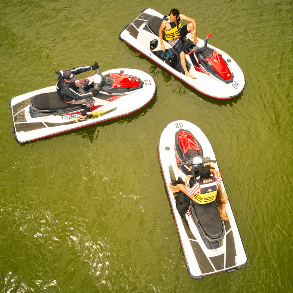 Motos de agua navegando a alta velocidad en el Lago Calima, planes de aventura.
