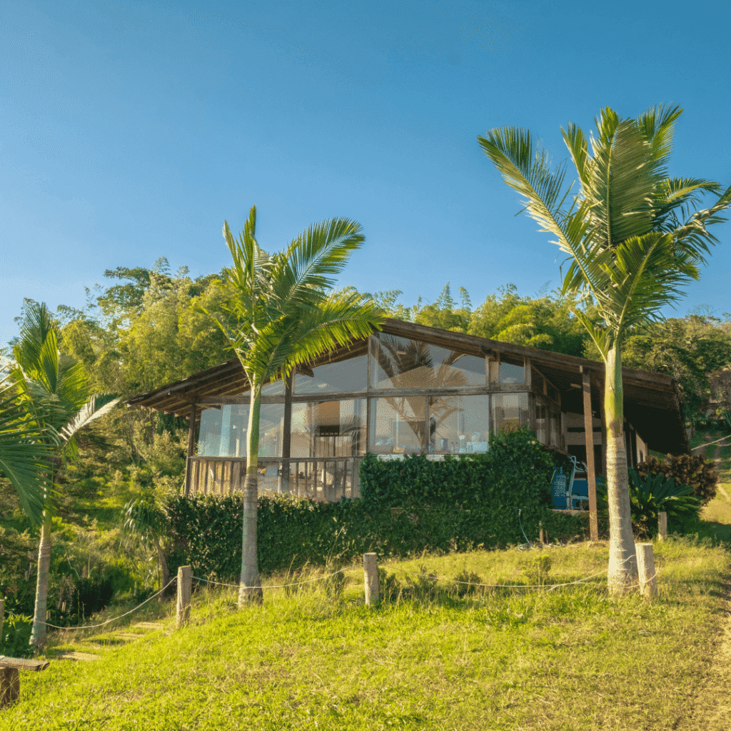 Cabaña de madera de lujo con ventanales grandes y muelle privado frente al Lago Calima, Colombia.