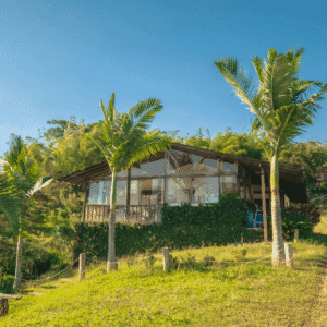 Cabaña de madera de lujo con ventanales grandes y muelle privado frente al Lago Calima, Colombia.