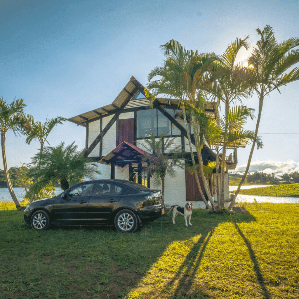 Chalet familiar de diseño minimalista rodeado de vegetación tropical en el Lago Calima, Darién.