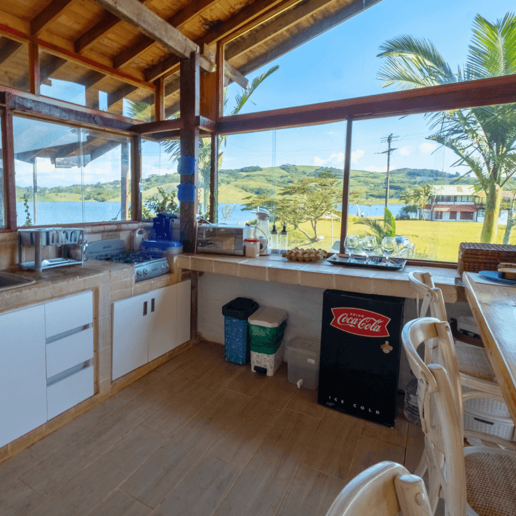 Cocina full equipadas para cocinar, refrigerar y calentar las comidas como en casa