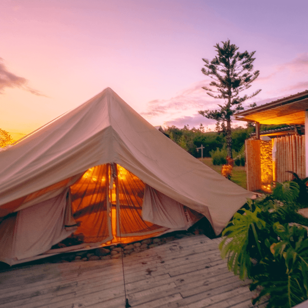 Glamping de lujo tipo carpa safari con deck de madera y zona de cocina privada en el Lago Calima.