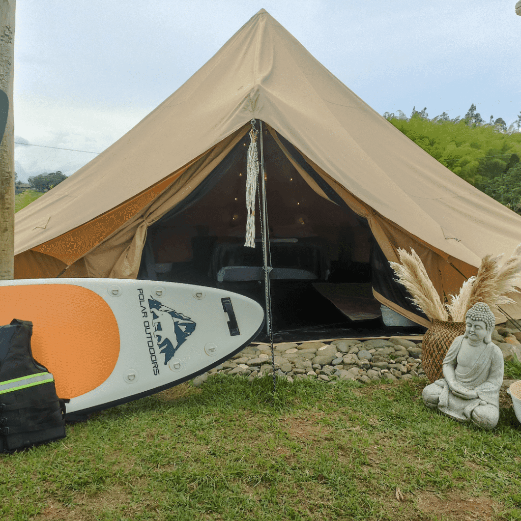 Glamping romántico para dos personas con iluminación cálida durante el atardecer en el Lago Calima.