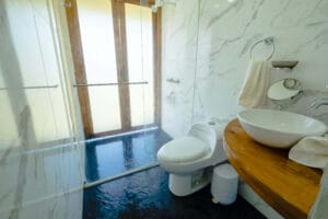 Baño de cabaña Oasis junto al Lago Calima