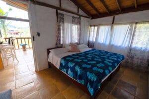 Habitación con cama King y ventanal en cabaña del lago calima