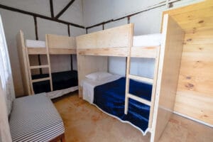 Dos camarotes en habitación acogedora