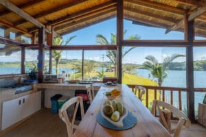Comedor con frutas y bella vista sobre el lago Calima