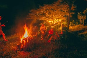 Personas compartiendo romántico alrededor de una fogata