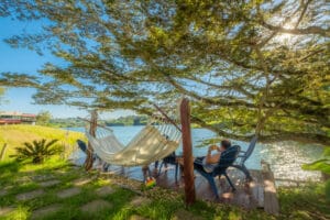 Muelle con personas disfrutando de vista en Lago Calima
