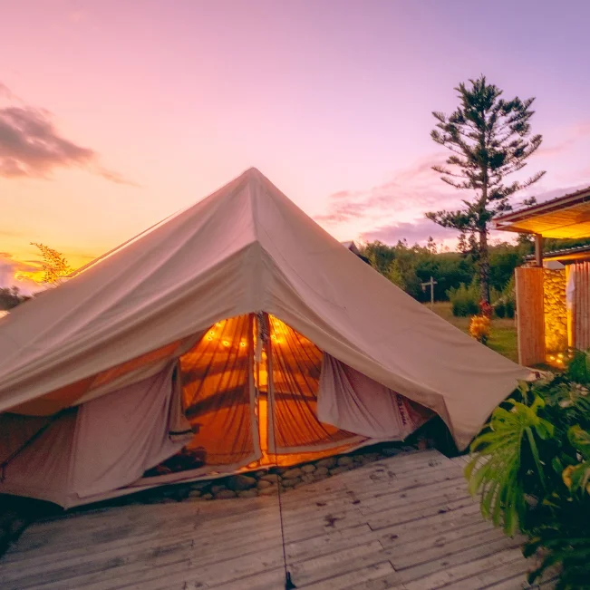 Glamping de lujo tipo carpa safari con deck de madera y zona de cocina privada en el Lago Calima.