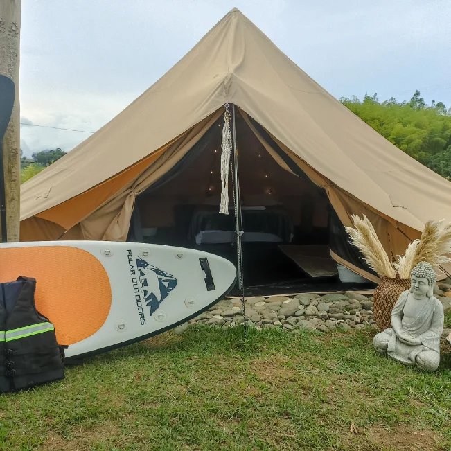 Glamping romántico para dos personas con iluminación cálida durante el atardecer en el Lago Calima.